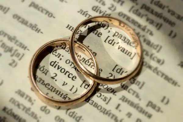 Image of rings removed before divorce mediation Durham